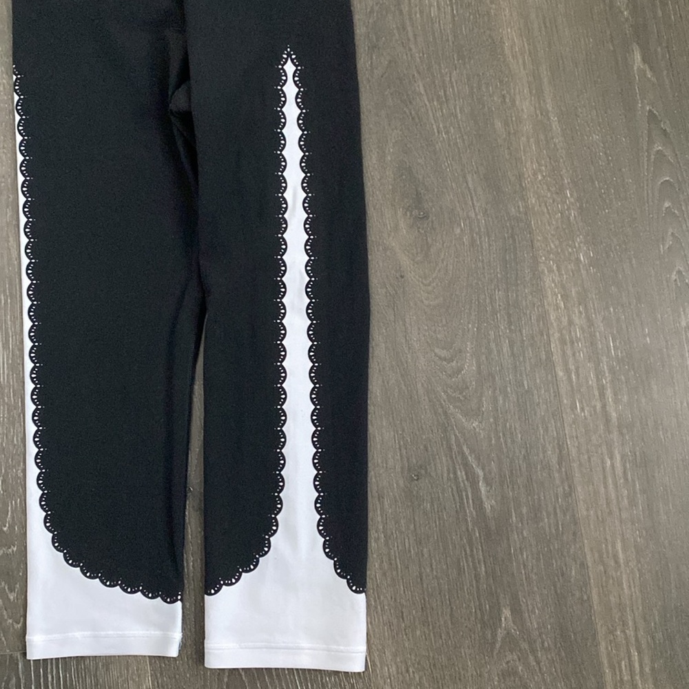 Athleta Elation Scallop Capri Leggings Women’s Medium Black White Yoga - Picture 3 of 11